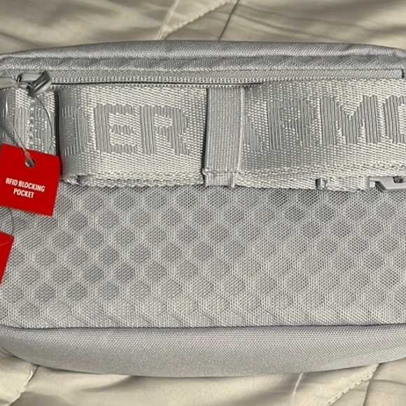 Under Armour Crossbody / Belt Bag Black or Gray - Picture 3 of 13